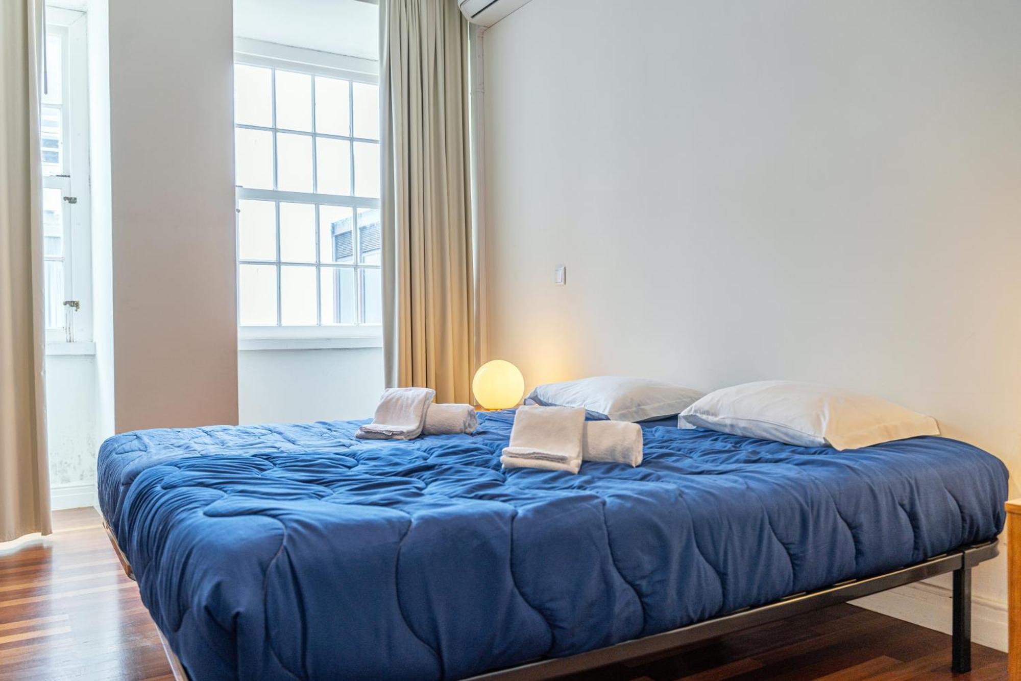 Tweepersoonskamer met 2 Aparte Bedden en Gedeelde Badkamer